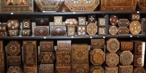 يضم أعمالا فنية مختلفة.. معرض جماعي لفن الزخرفة والرسم على الخشب