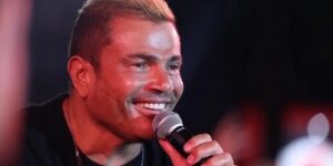 كلمة نابية وشتيمة لسائقه.. فيديو لعمرو دياب يشعل غضب محبيه