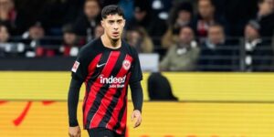 مدرب “فرانكفورت” مدافعا عن شايبي: لم يعمل على أعلى مستوى لكن يمكنه أن يتحسن