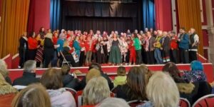 بعدما غنت “فلسطين ستتحرر”.. اتهام المغنية البريطانية شارلوت تشيرش بمعاداة السامية