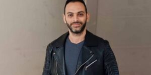 بسبب الإحباط من الوسط الفني.. الشاعر الغنائي الشهير أسامة مصطفى يعلن اعتزاله