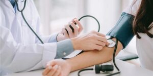 تسبب ارتفاع الضغط.. 9 عادات خاطئة تجنبها في رمضان