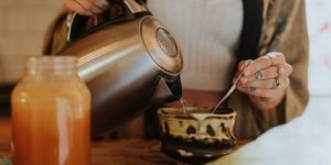 تقعين في هذا الفخ أثناء تحضير الشاي… تجنّبيه من الآن فصاعداً