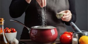 نصائح وتدابير.. حِيَل للتخلّص من الملح الزائد في الطعام