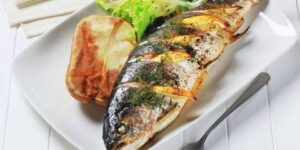 طبق اليوم.. طريقة لا تعرفينها للحصول على سمك مقرمش من دون أن يشرب الزيت