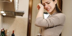 نصائح وتدابير.. حيلة تمنع حريق العيون وذرف الدمع عند تقطيع البصل