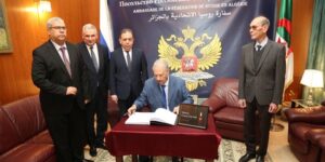 قوجيل يوقع على سجل التعازي بسفارة روسيا