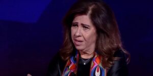 ليلى عبد اللطيف باكيةً: أمي وضعتني في دار للأيتام كي تتزوّج