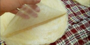 إقبال كبير ومصدر دخل وفير.. “الديول التقليدية “تقاوم” أمام الإنتاج الصناعي