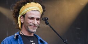 الفنان أمازيغ كاتب يجدد تضامنه مع الشعب الفلسطيني ويؤكد: العالم يعيش نازية صهيونية