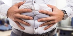 مشكلة يعاني منها أغلب الصائمين بعد الإفطار.. طرق علاج الانتفاخ في رمضان وتجنبه