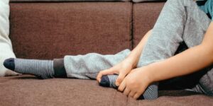 من ساقيك وفخذيك.. علامات تنذرك بارتفاع الكوليسترول في الدم