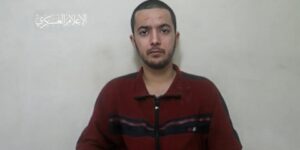 مطالبا بالعمل علي الإفراج عن الاسري.. القسام تنشر فيديو لأسير إسرائيلي يندد بفشل نتنياهو