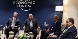 غزة ضمن النقاشات.. عباس في الرياض للمشاركة في “المنتدى الاقتصادي”