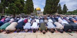 رغم تشديدات وعراقيل الاحتلال.. 45 ألفًا يؤدون صلاة الجمعة في المسجد الأقصى