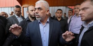 استياء إسرائيلي عقب تقارير عن تفقد السنوار مقاتلي المقاومة في شوارع غزة