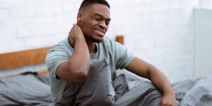 الكمادات الساخنة أم الباردة؟ متى نستخدمها لآلام الرقبة؟!