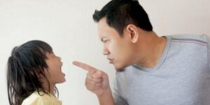 منطق المحبة والدعم أنجح من عقاب الأطفال باللوم والتوبيخ