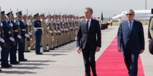 الوزير الأول لجمهورية سلوفينيا يحل بالجزائر في زيارة رسمية