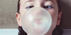 ماذا يحدث لطفلِك عند ابتلاع كمية كبيرة من العلكة؟