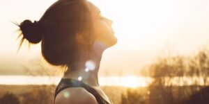 أضرار تسببها الشمس لصحة الشعر – 5 نصائح تحميك