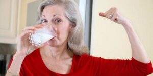 مطبخك الصحي.. كوب من الحليب يومياً يجنب السيدات آلام هشاشة العظام