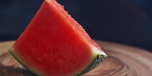 تعشق البطيخ؟  احذر تناوله في هذا الوقت