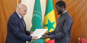 عطاف يسلم رسالة خطية من الرئيس تبون لنظيره السنغالي