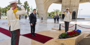 الوزير الأول السلوفيني يضع إكليلا من الزهور أمام النصب التذكاري المخلد لشهداء الثورة التحريرية