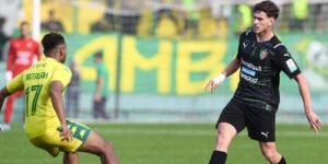 الكناري والعميد يتعادلان وصراع الوصافة يشتد