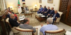 قوجيل يعقد اجتماعا تنسيقيا مع وفد البعثة الاستعلامية المؤقتة المعنية بتفقد مشاريع فندقية بولاية الجزائر