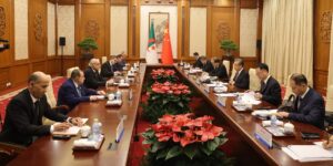 عطاف يجري محادثات ثنائية مع مستشار الدولة وزير الخارجية الصيني