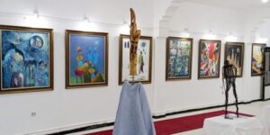 التشكيلي أعمر بريكي يعرض آخر أعماله.. موضوع الذاكرة برؤى فنية وجمالية متنوعة