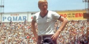 رحيل المدافع الألماني كارل هاينز شنيلينغر