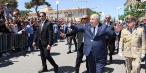 الرئيس تبون يحظى باستقبال شعبي حاشد في خنشلة