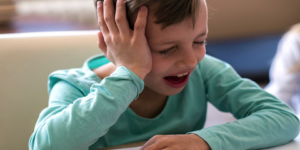 كيف نفرّق بين اضطراب فرط الحركة والتوحد؟