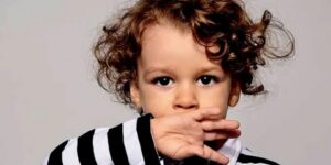 تأخر النطق عند الأطفال.. متى يصبح مشكلة صحية؟