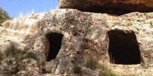 مقبرة “الصفية” الأثرية… شواهد جنائزية صامدة منذ فجر التاريخ