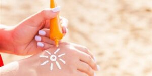 نصائح جمالية.. دليلك لاختيار واقي الشمس المناسب لبشرتك