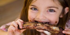باعتباره من أصعب الأغذية التي تدخل الجسم.. دليلك الصحي لتناول طفلك للحم الخروف