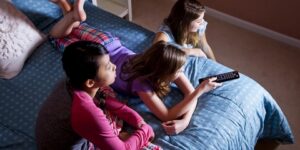 التلفزيون و الأطفال .. كلما زادت المشاهدة قلَ النوم