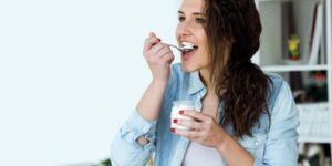 فوائد الزبادي قبل النوم.. خفيف على المعدة ويعالج الأرق