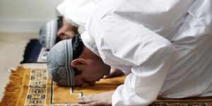 سؤال وجواب.. ما هي الأسباب التي تجعلك تبكر للصلاة ؟