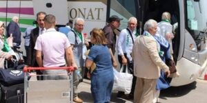 وفد من أبناء الجالية الجزائرية المقيمة في الخارج من كبار السن في زيارة إلى وهران