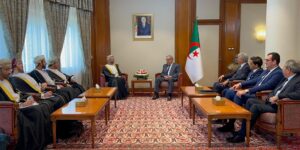 الوزير الأول يستقبل وزير الخارجية لسلطنة عمان