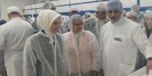 وزيرة الأسرة والخدمات الاجتماعية التركية تزور شركة الضمادات بقطب الأدوية بسيدي عبد الله بالعاصمة