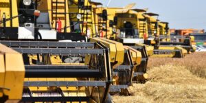 الوزير الأول يوقّع مرسوما تنفيذيا يحدد كيفيات جمركة خطوط ومعدات الإنتاج الفلاحي المستعملة