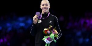 لاعبة الجمباز كيليا نمور تحرز الميدالية الذهبية