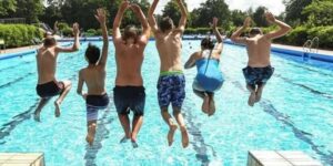 تنتشر فيه بسبب الازدحام.. كيف يمكن تجنب الجراثيم في حمام السباحة؟