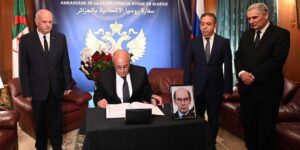 على إثر وفاة سفيرها لدى الجزائر.. عطاف يوقّع على سجل التعازي بمقر سفارة روسيا